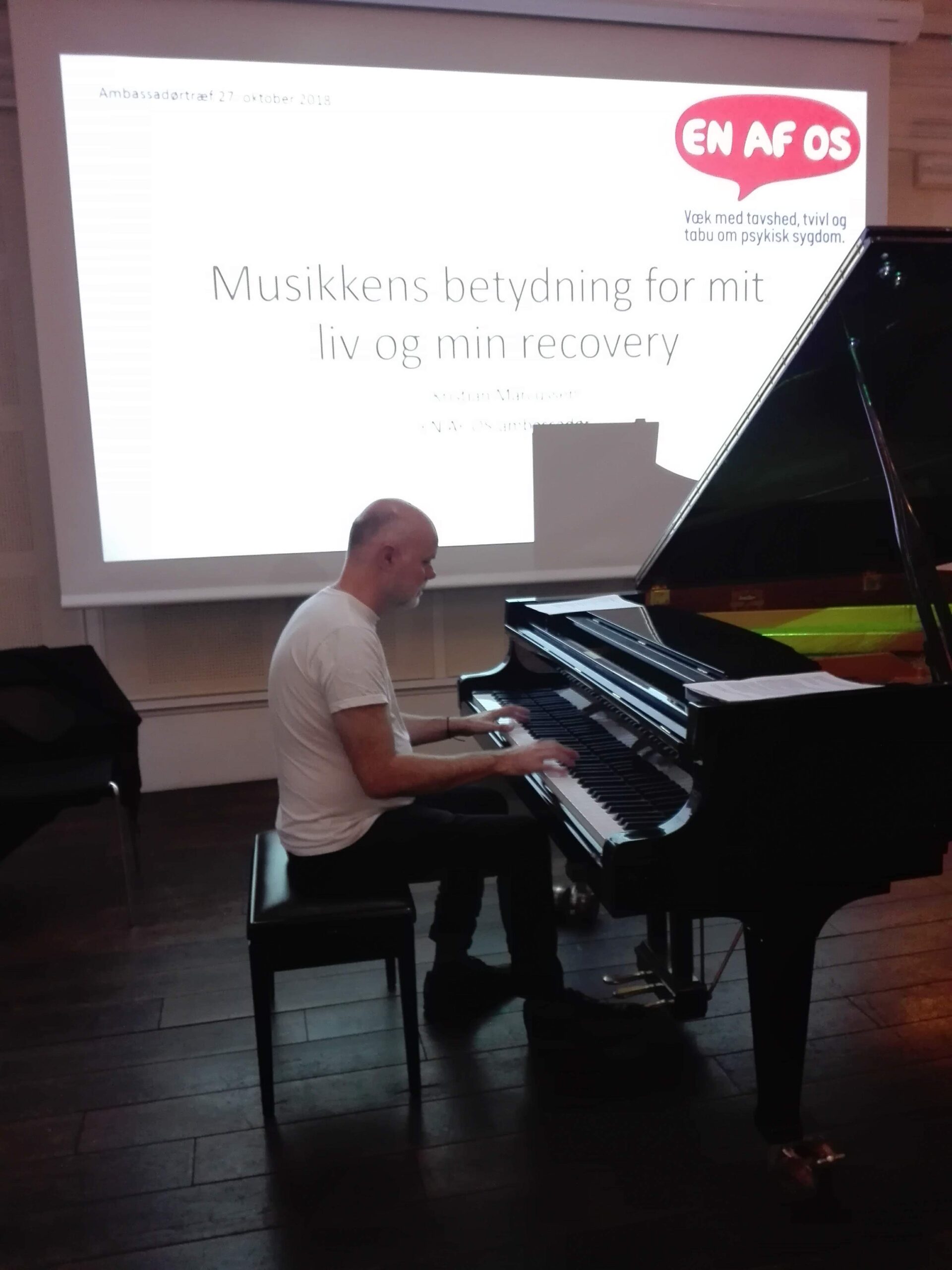 Kristian Marcussen ved flygel til En af os - arrangement