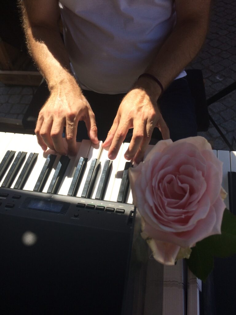 Hænder på tangenter og rose